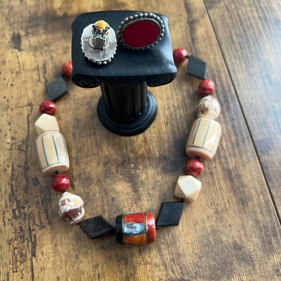 Multicolored symmetrical necklace with matching earrings. - Picture 7 of 11